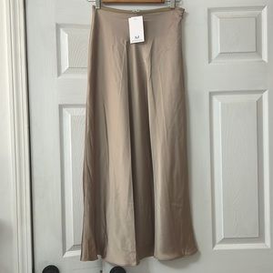 Magaschoni side zip woven flared champagne colored midi skirt NWT size Small